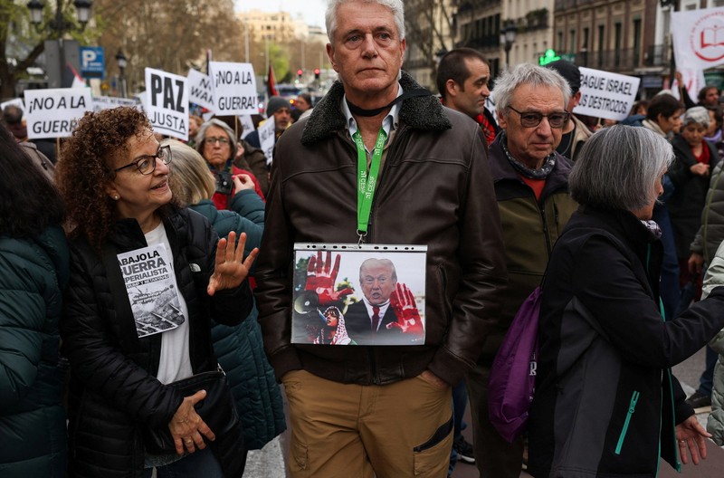 Para pengunjuk rasa berdemonstrasi dengan slogan