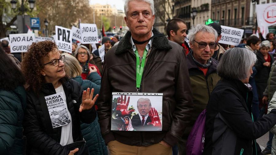 Para pengunjuk rasa berdemonstrasi dengan slogan 