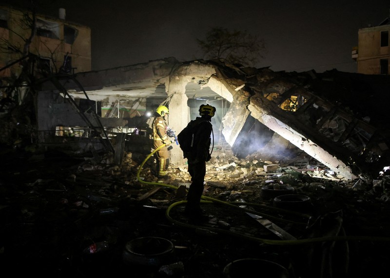 Sebuah tayangan drone menunjukkan kawah di lingkungan perumahan, menyusul serangan rudal Iran semalam yang melukai puluhan warga Israel, di tengah konflik AS-Israel dengan Iran, di Arad, Israel selatan, 22 Maret 2026. (REUTERS/Dedi Hayun)