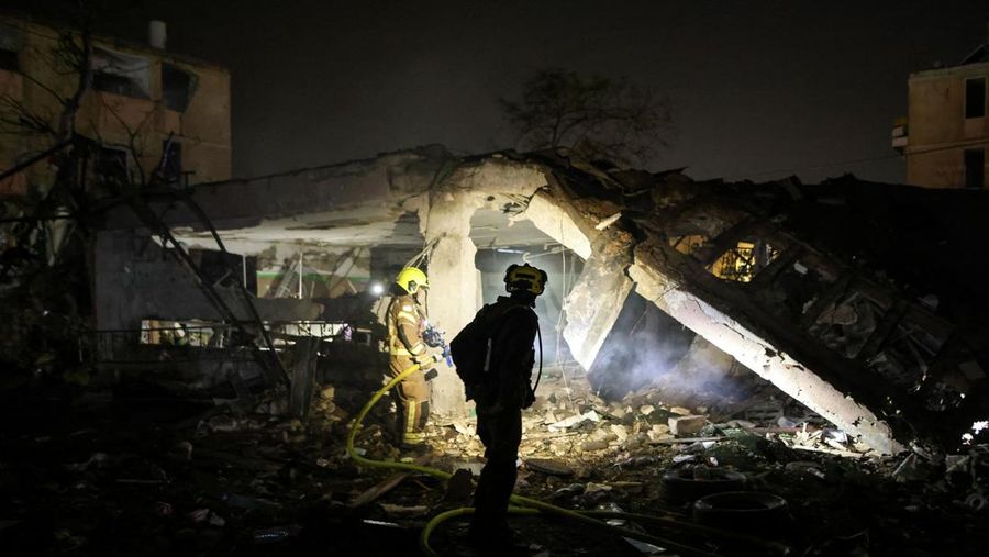 Sebuah tayangan drone menunjukkan kawah di lingkungan perumahan, menyusul serangan rudal Iran semalam yang melukai puluhan warga Israel, di tengah konflik AS-Israel dengan Iran, di Arad, Israel selatan, 22 Maret 2026. (REUTERS/Dedi Hayun)