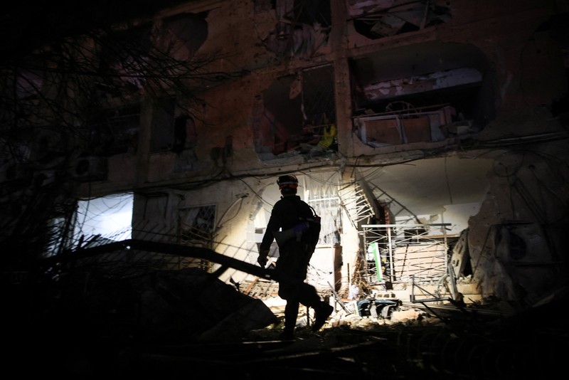 Sebuah tayangan drone menunjukkan kawah di lingkungan perumahan, menyusul serangan rudal Iran semalam yang melukai puluhan warga Israel, di tengah konflik AS-Israel dengan Iran, di Arad, Israel selatan, 22 Maret 2026. (REUTERS/Dedi Hayun)