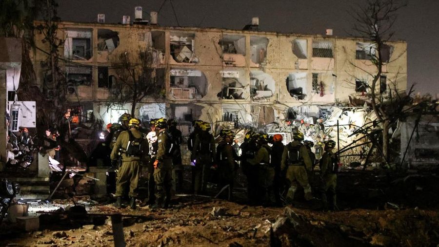 Sebuah tayangan drone menunjukkan kawah di lingkungan perumahan, menyusul serangan rudal Iran semalam yang melukai puluhan warga Israel, di tengah konflik AS-Israel dengan Iran, di Arad, Israel selatan, 22 Maret 2026. (REUTERS/Dedi Hayun)