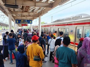 Horor KRL di Jam Sibuk: 1 Meter Persegi Isinya 8 Orang!