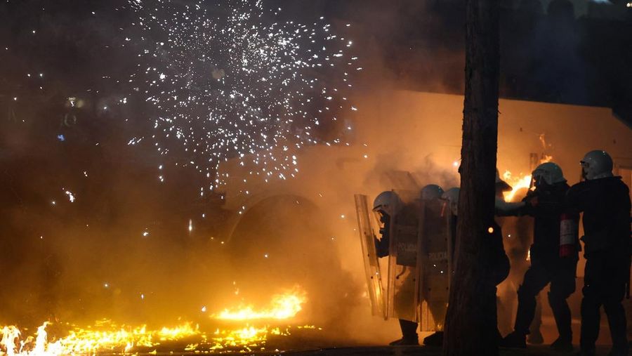 Para petugas polisi bereaksi terhadap bom molotov selama protes anti-pemerintah, yang dipicu oleh penyelidikan korupsi terhadap pejabat tinggi pemerintah, di Tirana, Albania, 22 Maret 2026. (REUTERS/Florion Goga)
