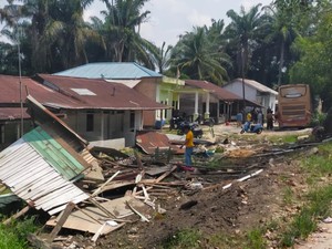 Bus TAM Tabrak Warung-Mobil Minibus di Pekanbaru, 1 Tewas