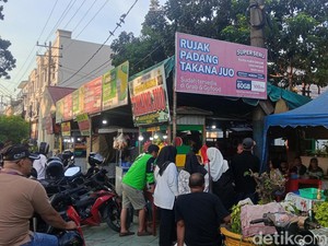Penghasilan Pedagang di Sekitar Taman Sri Deli Meningkat saat Libur Lebaran