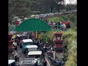 Diserbu Wisatawan, Jip di Gunung Bromo Mengular Saat Libur Lebaran