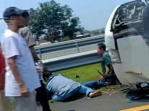 Pikap Muat Kelapa Terbalik di Tol Gempol-Pasuruan Akibat Pecah Ban