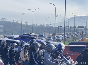 GT Parungkuda Tol Bocimi Macet Nyaris Tak Bergerak, Merambat ke Jalur Arteri