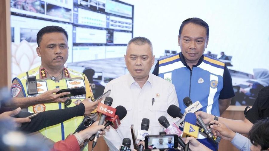 (Kiri-Kanan) Kepala Korps Lalu Lintas (Kakorlantas) Polri Irjen Pol. Drs. Agus Suryonugroho, Menteri Perhubungan Dudy Purwagandhi dan Direktur Utama PT Jasa Marga (Persero) Tbk Rivan Achmad Purwantono saat memantau perkembangan arus mudik di Jasa Marga Tollroad Command Center (JMTC), Sabtu (14/3/2026). (Dok. Jasa Marga)