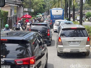 Lalin Menuju Ragunan Macet di H+2 Lebaran, Antrean Kendaraan Mengular