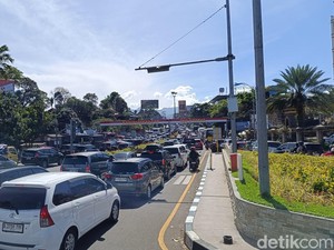 Video: Jalur Puncak Padat, 19 Ribu Kendaraan Melintas Pagi Ini
