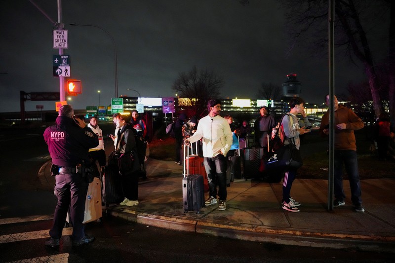 Tim penyelamat bekerja di sekitar pesawat Air Canada Express dan kendaraan darat yang bertabrakan di Bandara LaGuardia di Queens, New York, AS, 23 Maret 2026. (REUTERS/Bing Guan)