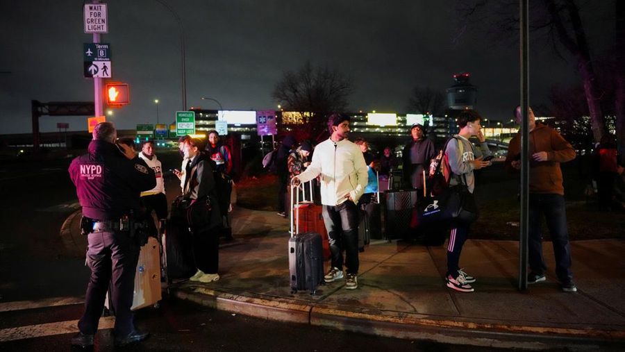 Tim penyelamat bekerja di sekitar pesawat Air Canada Express dan kendaraan darat yang bertabrakan di Bandara LaGuardia di Queens, New York, AS, 23 Maret 2026. (REUTERS/Bing Guan)