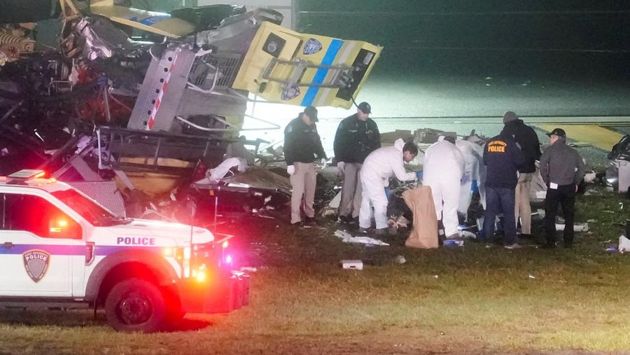 Tim penyelamat bekerja di sekitar pesawat Air Canada Express dan kendaraan darat yang bertabrakan di Bandara LaGuardia di Queens, New York, AS, 23 Maret 2026. (REUTERS/Bing Guan)