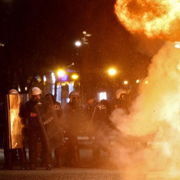 Negara Eropa Chaos, Polisi Dihujani Molotov-Tembak Meriam Air