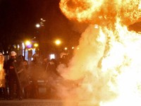 Negara Eropa Chaos, Polisi Dihujani Molotov-Tembak Meriam Air