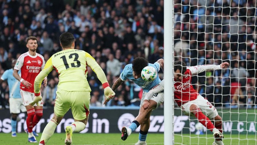 Para pemain Manchester City, termasuk Erling Haaland, Ruben Dias, dan Rodri, merayakan kemenangan dengan mengangkat trofi Piala Carabao di podium setelah final melawan Arsenal di Stadion Wembley, London, Inggris, 22 Maret 2026. (Action Images via Reuters/Paul Childs)