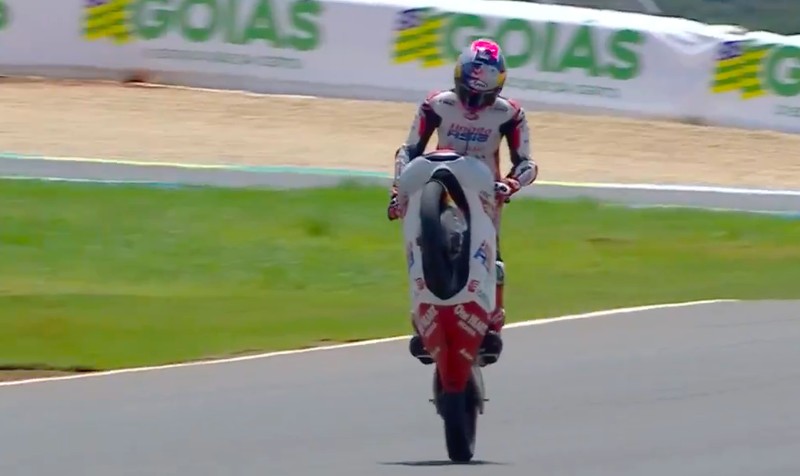 Pembalap Indonesia Veda Ega Pratama kembali cetak sejarah dengan meraih podium ketiga pada balapan Moto3 Brasil 2026 di Sirkuit Ayrton Senna, Minggu (22/3/2026). (Dok. MotoGP)