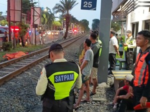 Terobos Palang Perlintasan, Pemotor Tewas Tertabrak KA di Surabaya