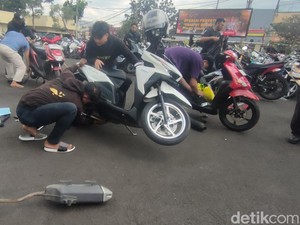 Saat Warga Cianjur Ramai-ramai Ganti Knalpot di Kantor Polisi