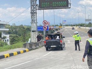 Bahaya! Pikap Angkut Wisatawan Dihalau Polisi di GT Parungkuda