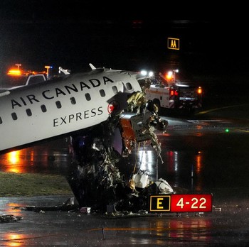Potret Pesawat Tabrak Damkar Saat Mendarat, Dua Pilot Tewas