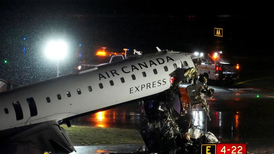 Tim penyelamat bekerja di sekitar pesawat Air Canada Express dan kendaraan darat yang bertabrakan di Bandara LaGuardia di Queens, New York, AS, 23 Maret 2026. (REUTERS/Bing Guan)