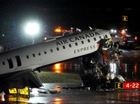 Potret Pesawat Tabrak Damkar Saat Mendarat, Dua Pilot Tewas