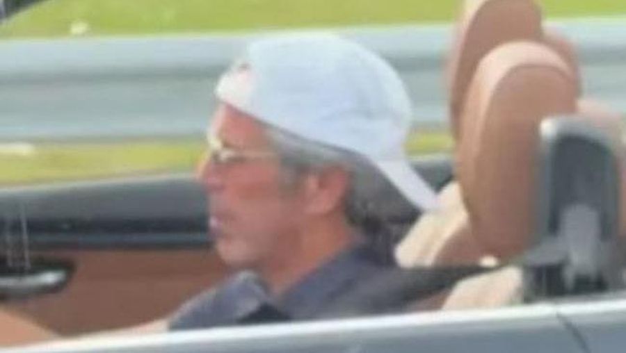 Sebuah video viral yang memperlihatkan seseorang yang mirip dengan Jeffrey Epstein sedang menyetir mobil. (Instagram/amposey__27)