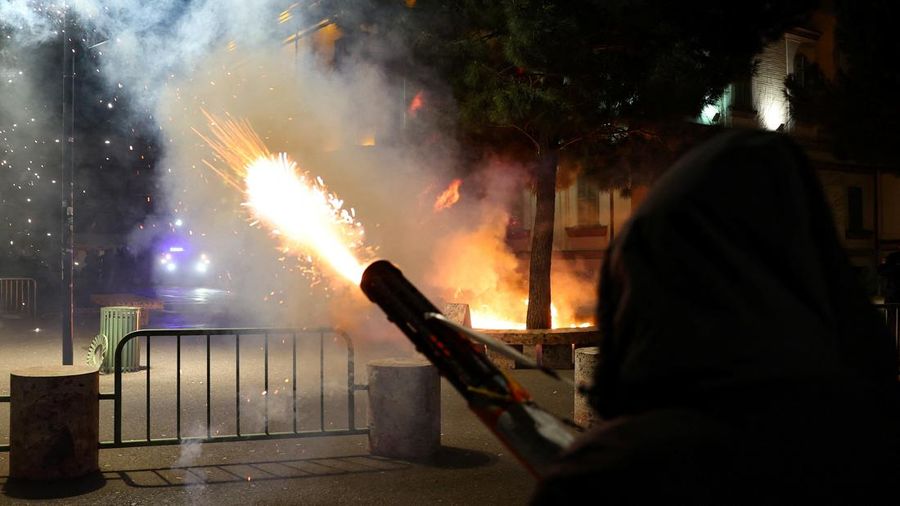 Para petugas polisi bereaksi terhadap bom molotov selama protes anti-pemerintah, yang dipicu oleh penyelidikan korupsi terhadap pejabat tinggi pemerintah, di Tirana, Albania, 22 Maret 2026. (REUTERS/Florion Goga)