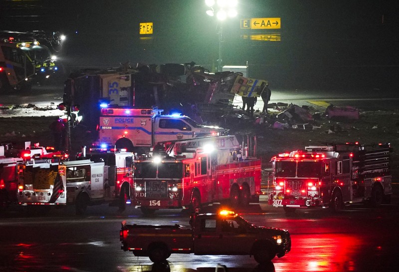 Tim penyelamat bekerja di sekitar pesawat Air Canada Express dan kendaraan darat yang bertabrakan di Bandara LaGuardia di Queens, New York, AS, 23 Maret 2026. (REUTERS/Bing Guan)