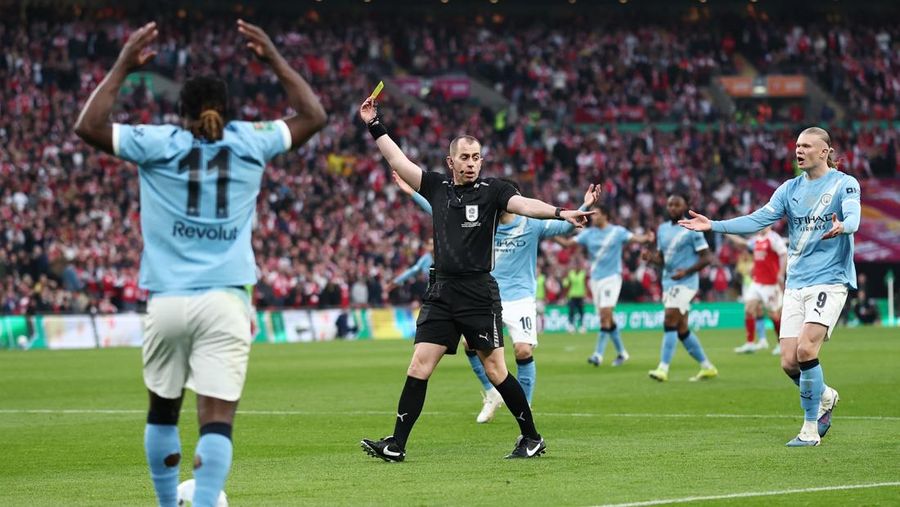 Para pemain Manchester City, termasuk Erling Haaland, Ruben Dias, dan Rodri, merayakan kemenangan dengan mengangkat trofi Piala Carabao di podium setelah final melawan Arsenal di Stadion Wembley, London, Inggris, 22 Maret 2026. (Action Images via Reuters/Paul Childs)