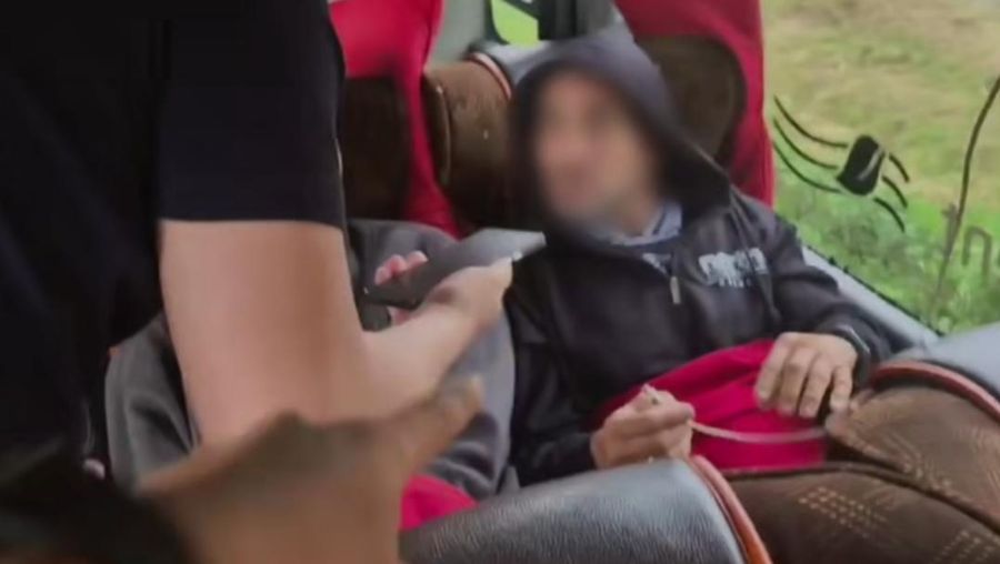 WN Irak berinisial F, pembunuh istri sirinya yang berinisial DA, ditangkap polisi saat hendak kabur menggunakan bus ke Sumatera. Korban diketahui merupakan cucu pelawak senior Mpok Nori. (Tangkapan Layar Video via Detikcom)