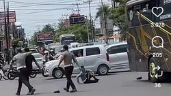 Bus Langgar Lalin di Madiun Bikin Polisi Terlindas hingga Patah Kaki