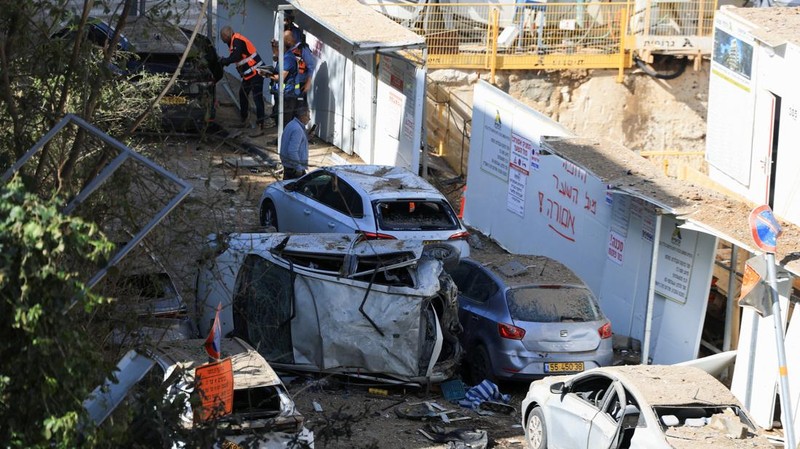 Anggota tim penyelamat bekerja di samping bangunan yang hancur di lokasi kejadian setelah serangan rudal Iran di Israel tengah, di tengah konflik AS-Israel dengan Iran, di Tel Aviv, Israel, Selasa (24/3/2026). (REUTERS/Tomer Appelbaum)
