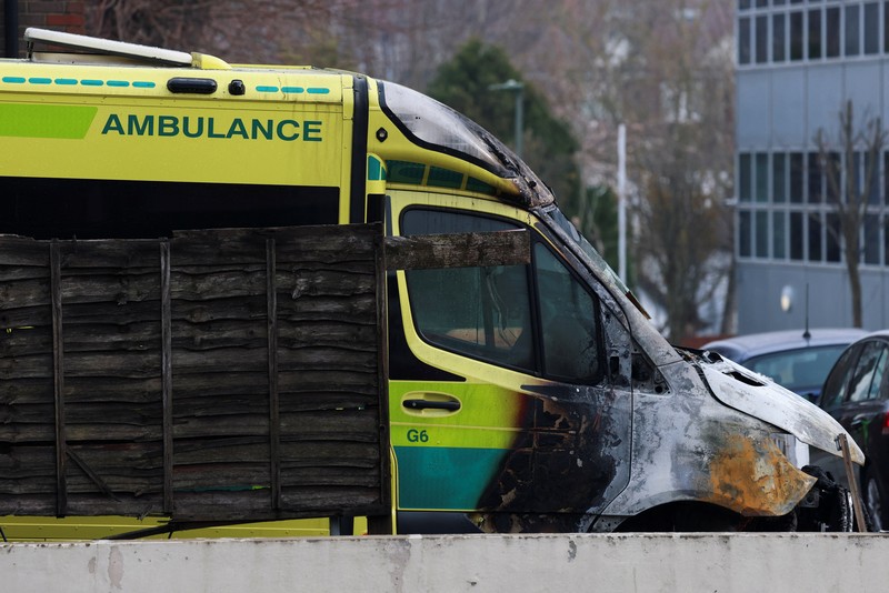 Serangan mengejutkan terjadi di London ketika empat ambulans milik komunitas Yahudi dibakar di luar sinagoga, Senin (23/3/3036). (REUTERS/Hannah McKay)