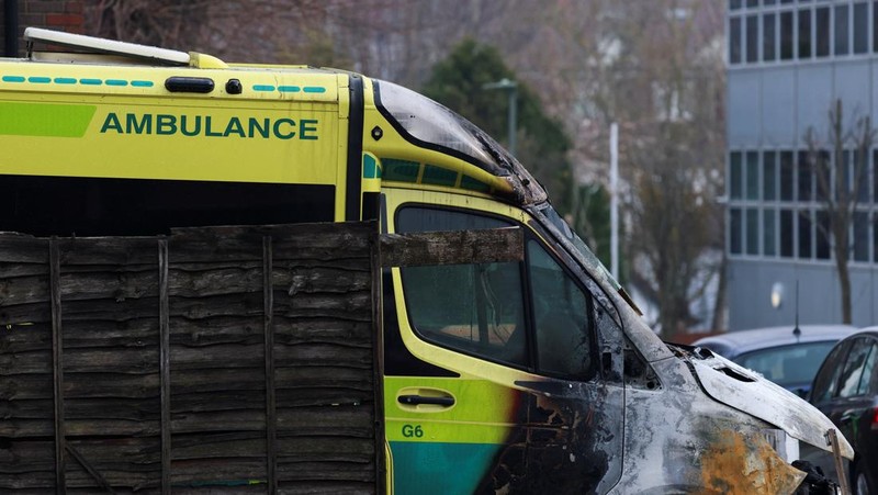 Serangan mengejutkan terjadi di London ketika empat ambulans milik komunitas Yahudi dibakar di luar sinagoga, Senin (23/3/3036). (REUTERS/Hannah McKay)