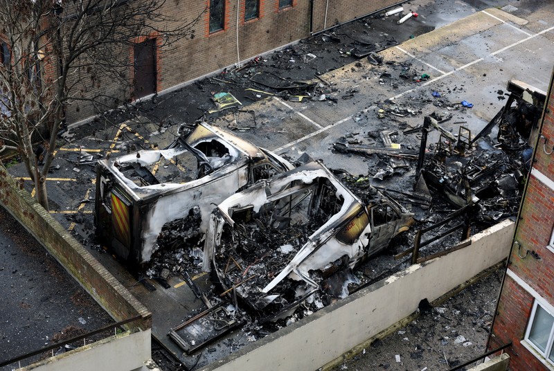 Serangan mengejutkan terjadi di London ketika empat ambulans milik komunitas Yahudi dibakar di luar sinagoga, Senin (23/3/3036). (REUTERS/Hannah McKay)