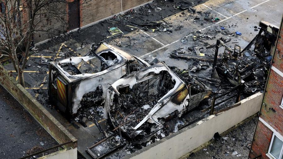Serangan mengejutkan terjadi di London ketika empat ambulans milik komunitas Yahudi dibakar di luar sinagoga, Senin (23/3/3036). (REUTERS/Hannah McKay)