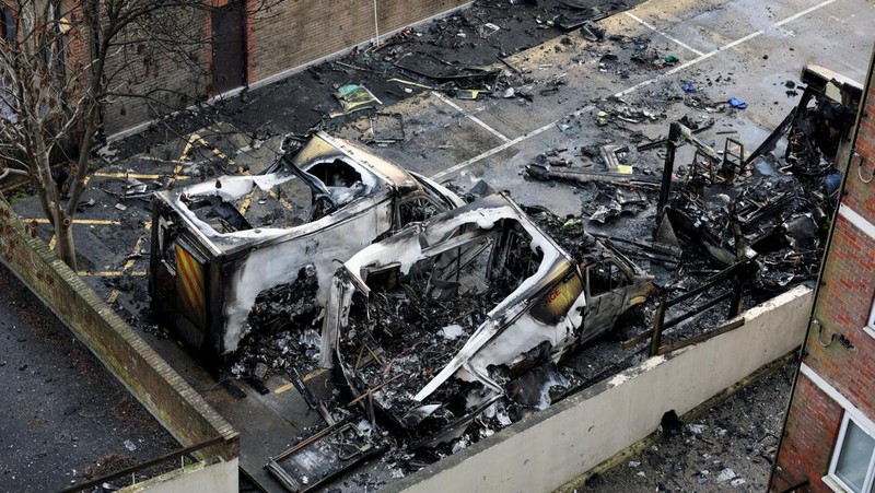 Serangan mengejutkan terjadi di London ketika empat ambulans milik komunitas Yahudi dibakar di luar sinagoga, Senin (23/3/3036). (REUTERS/Hannah McKay)