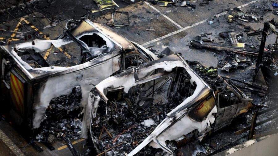 Serangan mengejutkan terjadi di London ketika empat ambulans milik komunitas Yahudi dibakar di luar sinagoga, Senin (23/3/3036). (REUTERS/Hannah McKay)