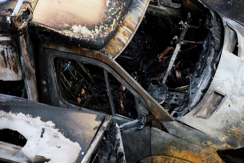 Serangan mengejutkan terjadi di London ketika empat ambulans milik komunitas Yahudi dibakar di luar sinagoga, Senin (23/3/3036). (REUTERS/Hannah McKay)