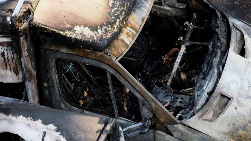 Serangan mengejutkan terjadi di London ketika empat ambulans milik komunitas Yahudi dibakar di luar sinagoga, Senin (23/3/3036). (REUTERS/Hannah McKay)