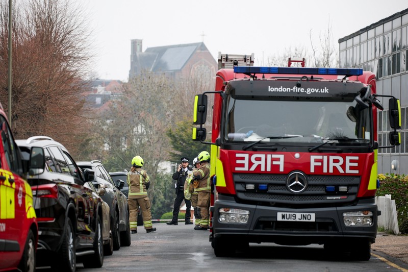Serangan mengejutkan terjadi di London ketika empat ambulans milik komunitas Yahudi dibakar di luar sinagoga, Senin (23/3/3036). (REUTERS/Hannah McKay)