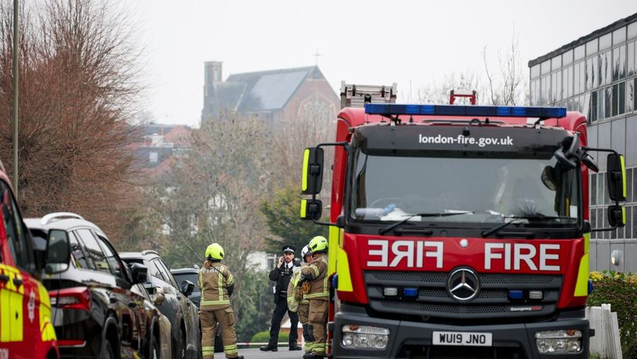 Serangan mengejutkan terjadi di London ketika empat ambulans milik komunitas Yahudi dibakar di luar sinagoga, Senin (23/3/3036). (REUTERS/Hannah McKay)