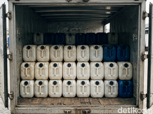 Polisi Gagalkan Peredaran 1.500 Liter Tuak di Bandung