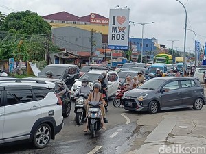 Arus Balik Lebaran, Jalan Poros Maros-Makassar Macet di Depan Grand Mall