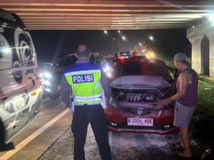 Mobil Terbakar di Tol KM 459B, Polisi Sigap Padamkan Api-Atur Lalu Lintas