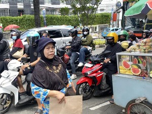 Penjual Tikar di Ragunan: Pembeli Menurun Lebaran Ini